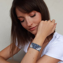 Carica l&#39;immagine nel visualizzatore di Gallery, Bracciale alla moda realizzato al telaio con perline giapponesi indossato
