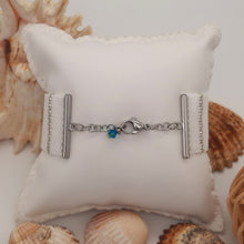 Carica l&#39;immagine nel visualizzatore di Gallery, Bracciale di perline bianche con cristalli azzurri a fascia chiusura
