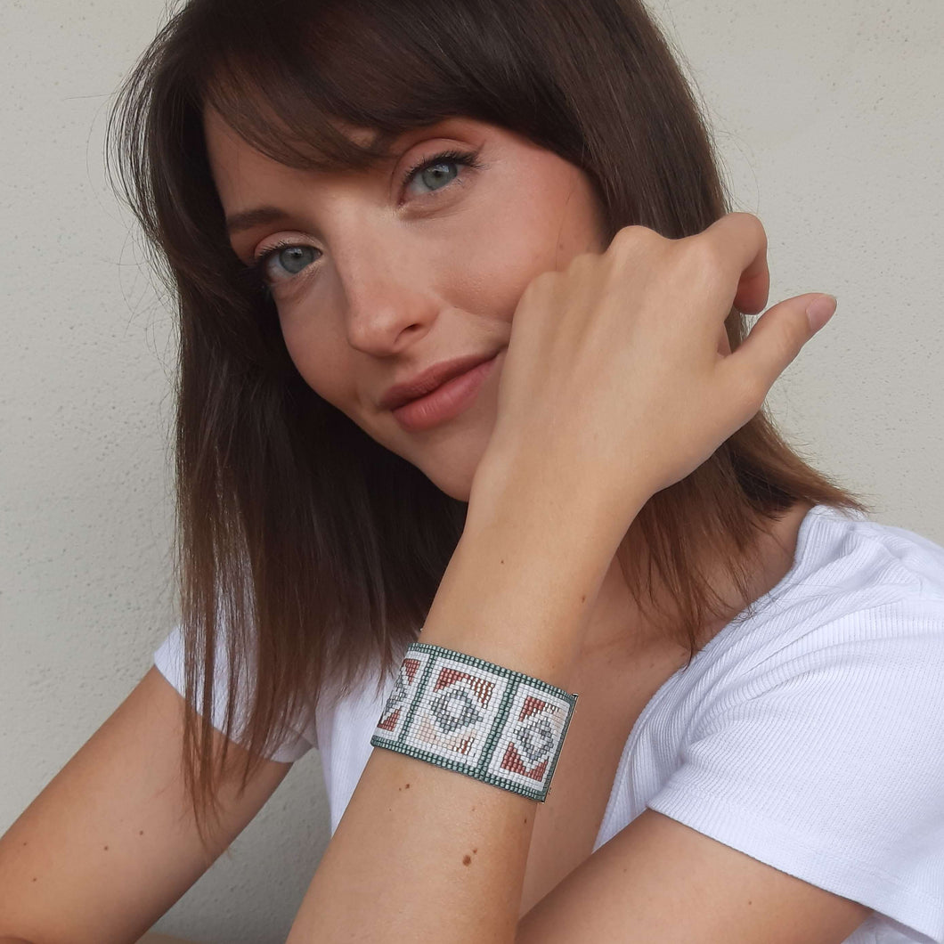 Bracciale di moda: eleganza artistica ispirata a Firenze indossato 