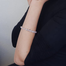 Carica l&#39;immagine nel visualizzatore di Gallery,  Bracciale di quarzo rosa con rondelle Swarovski indossato
